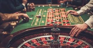 Tangkapan layar permainan slot Aviator dan meja live dealer di idr707